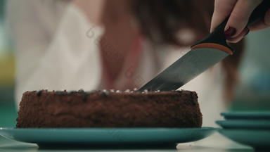 女手切割生日蛋糕刀生日聚会，派对甜点